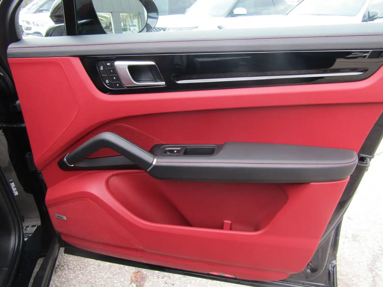 Porsche Cayenne - Image 13