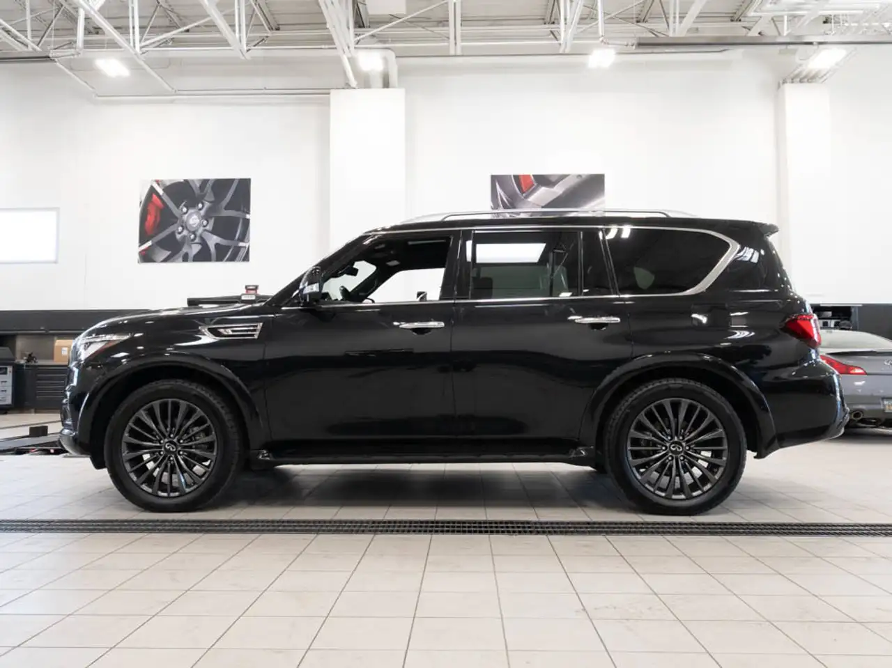 Infiniti QX80 - Image 2