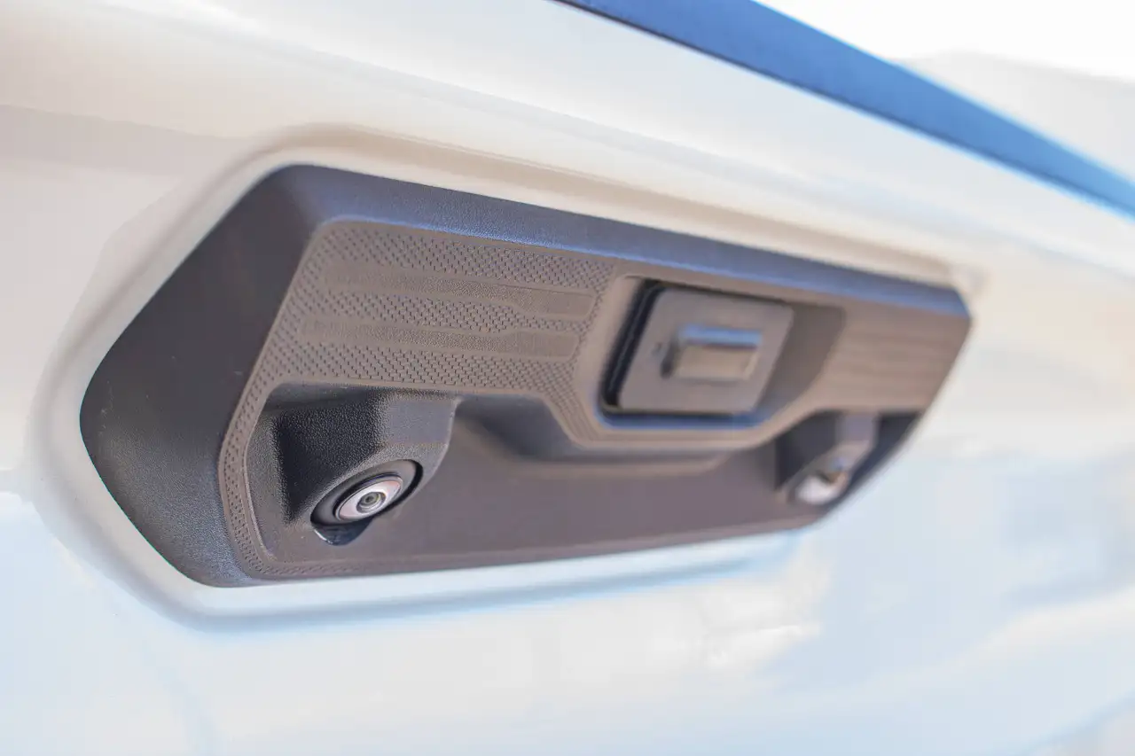 Chevrolet Silverado 1500 - Image 11