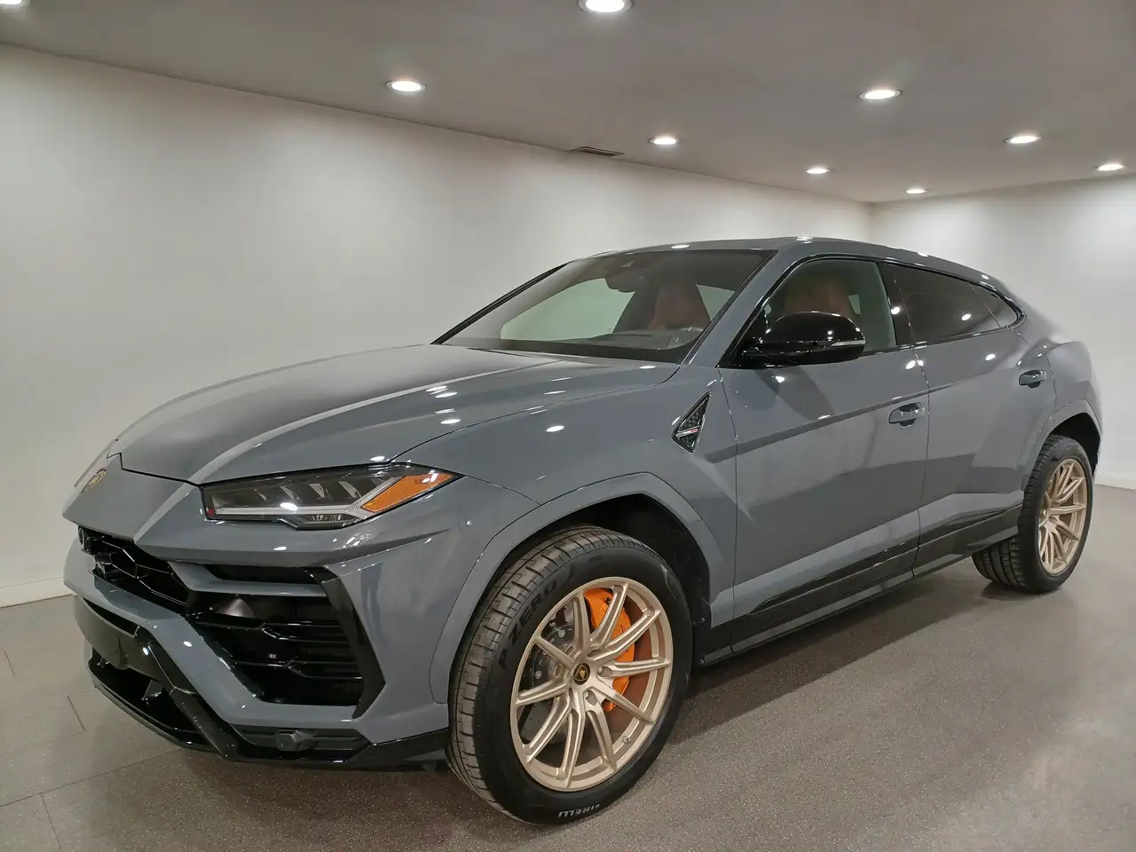Lamborghini Urus - Image 2