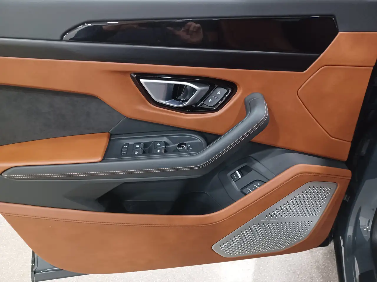 Lamborghini Urus - Image 8