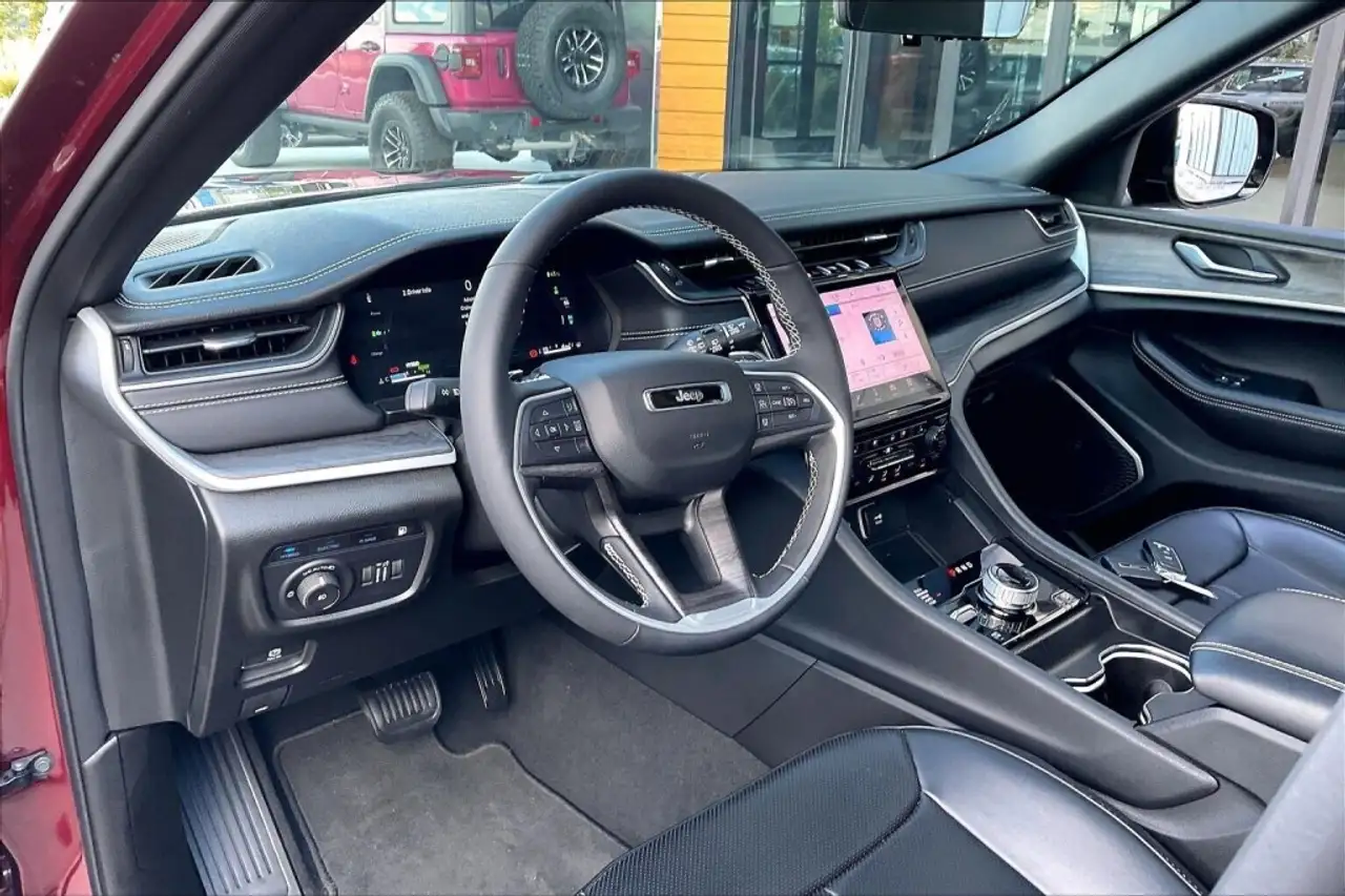 Jeep Grand Cherokee - Image 17