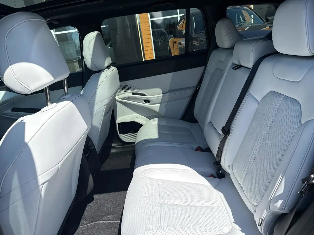 Jeep Cherokee - Image 27