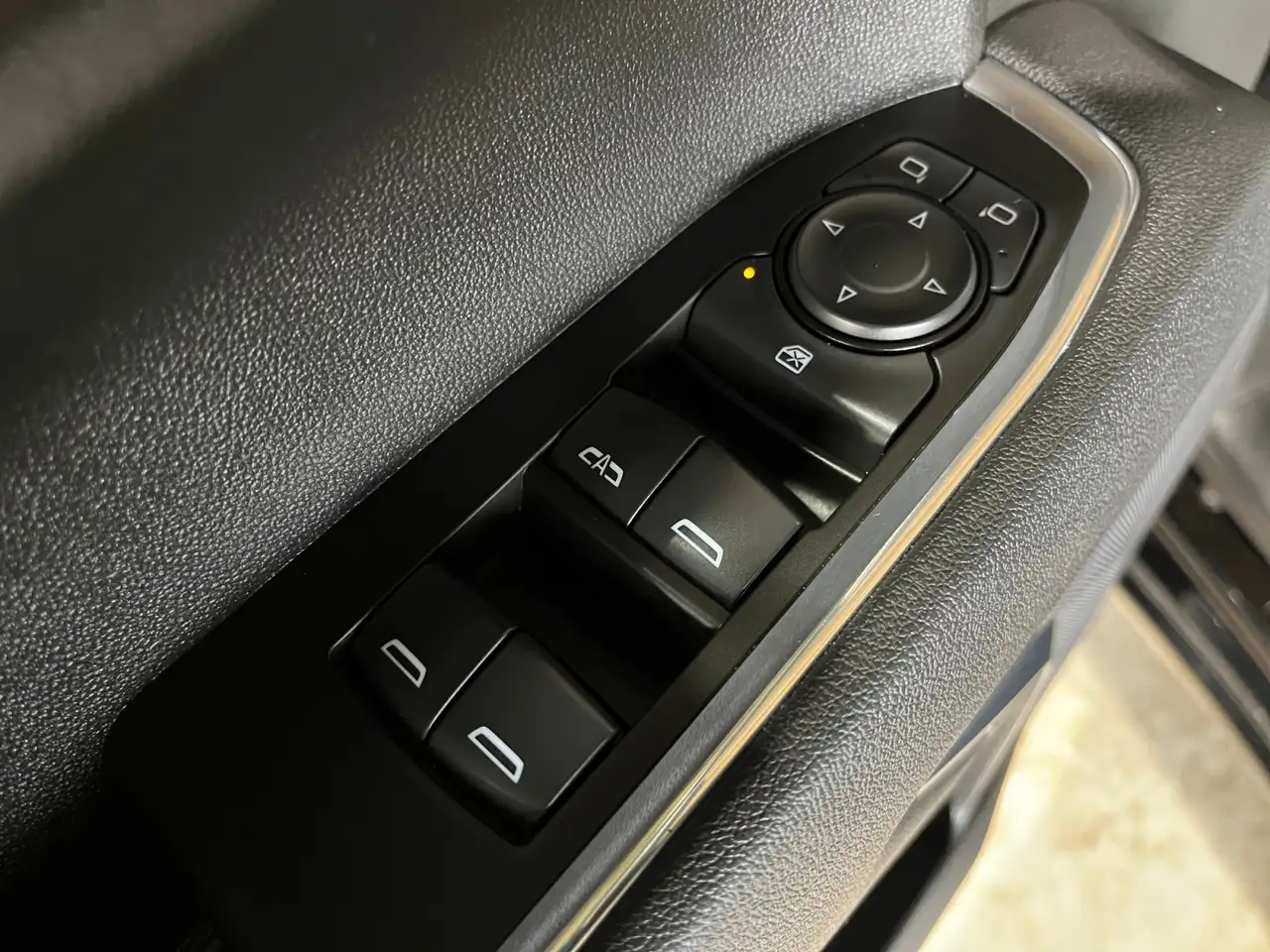 Chevrolet Silverado 1500 - Image 24