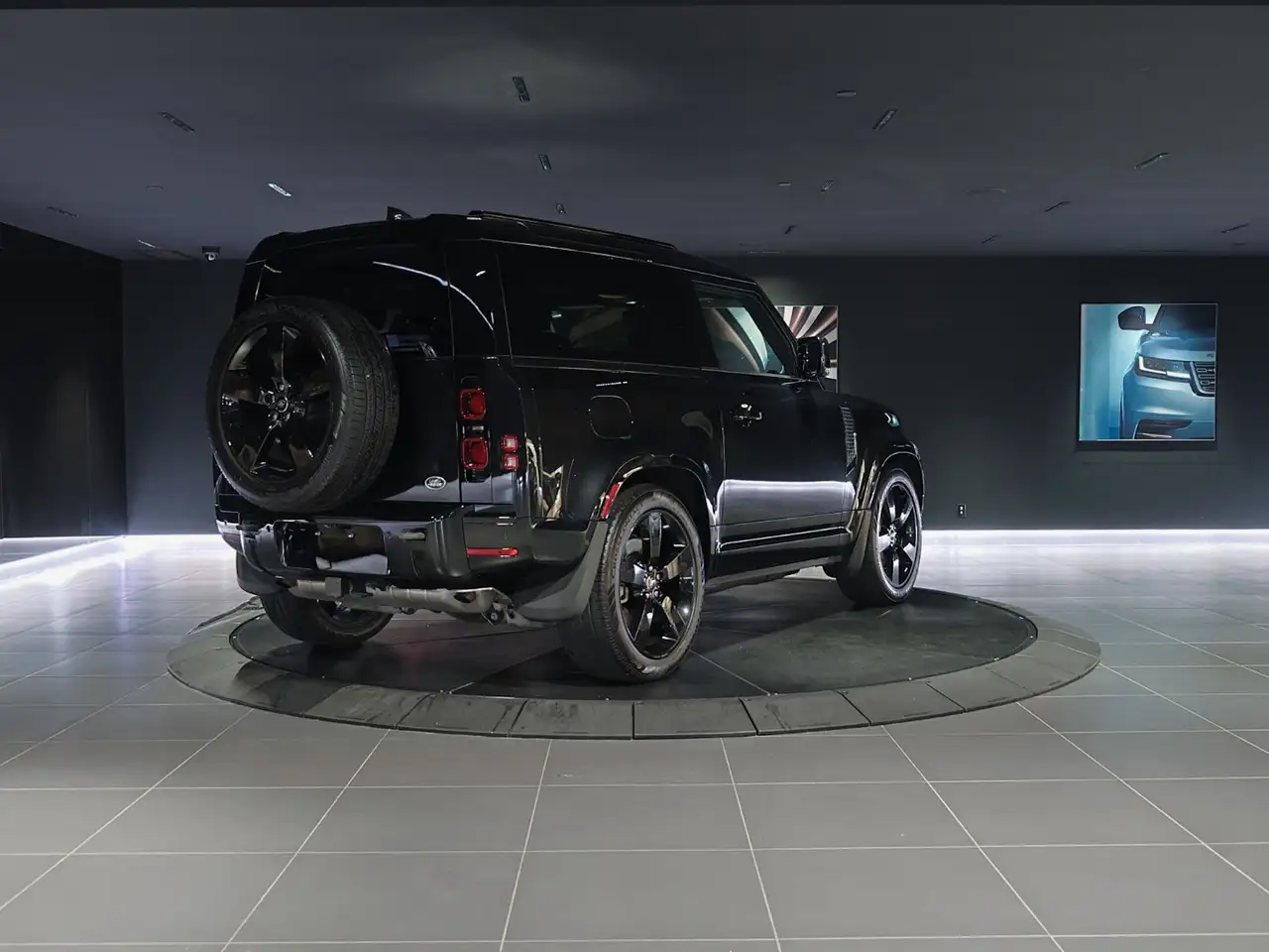 Land Rover Defender - Image 5