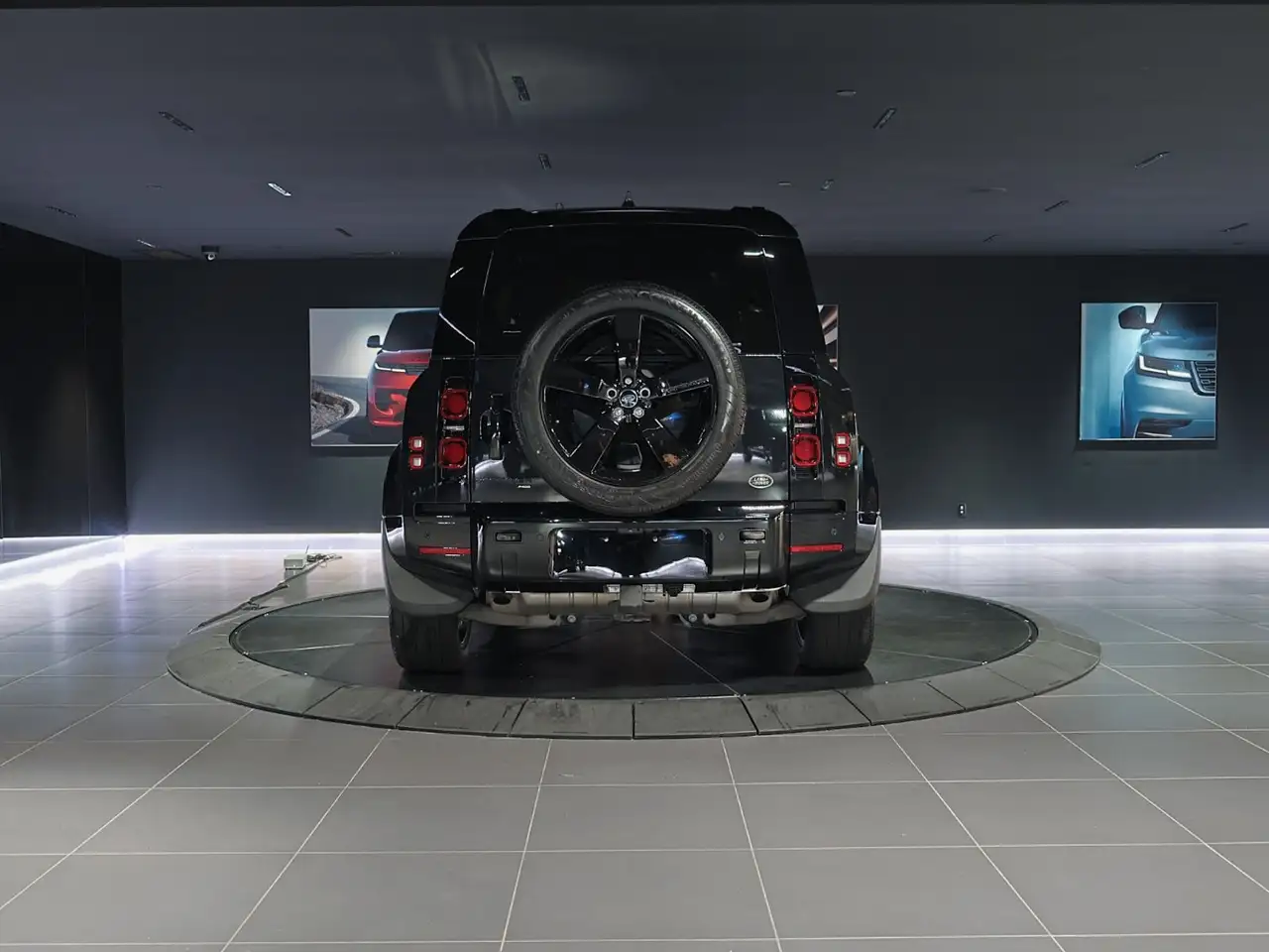 Land Rover Defender - Image 6
