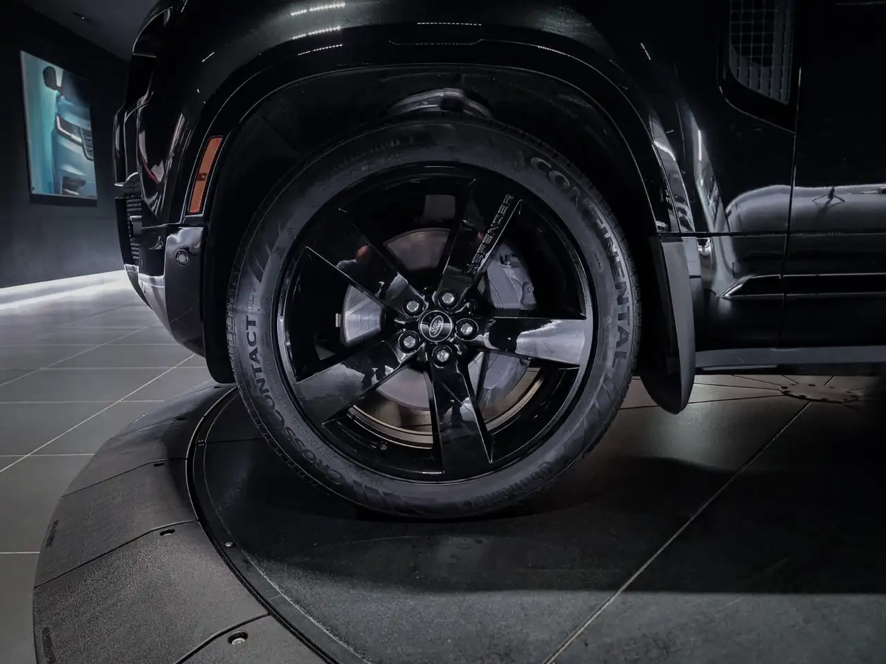 Land Rover Defender - Image 10