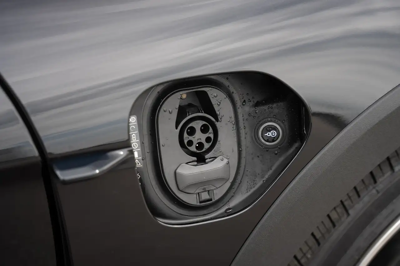 Porsche Taycan - Image 15