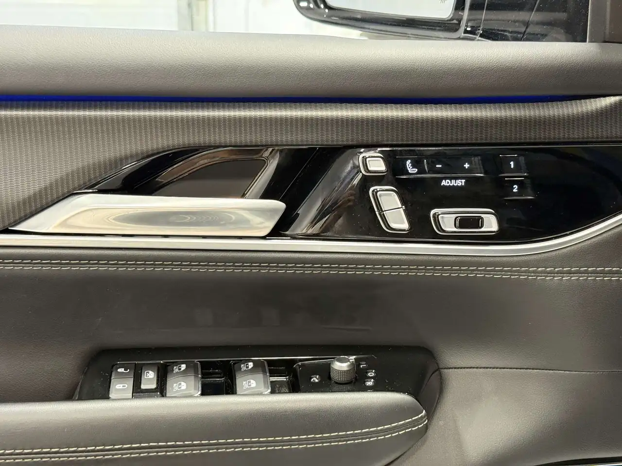 Jeep Grand Wagoneer - Image 11