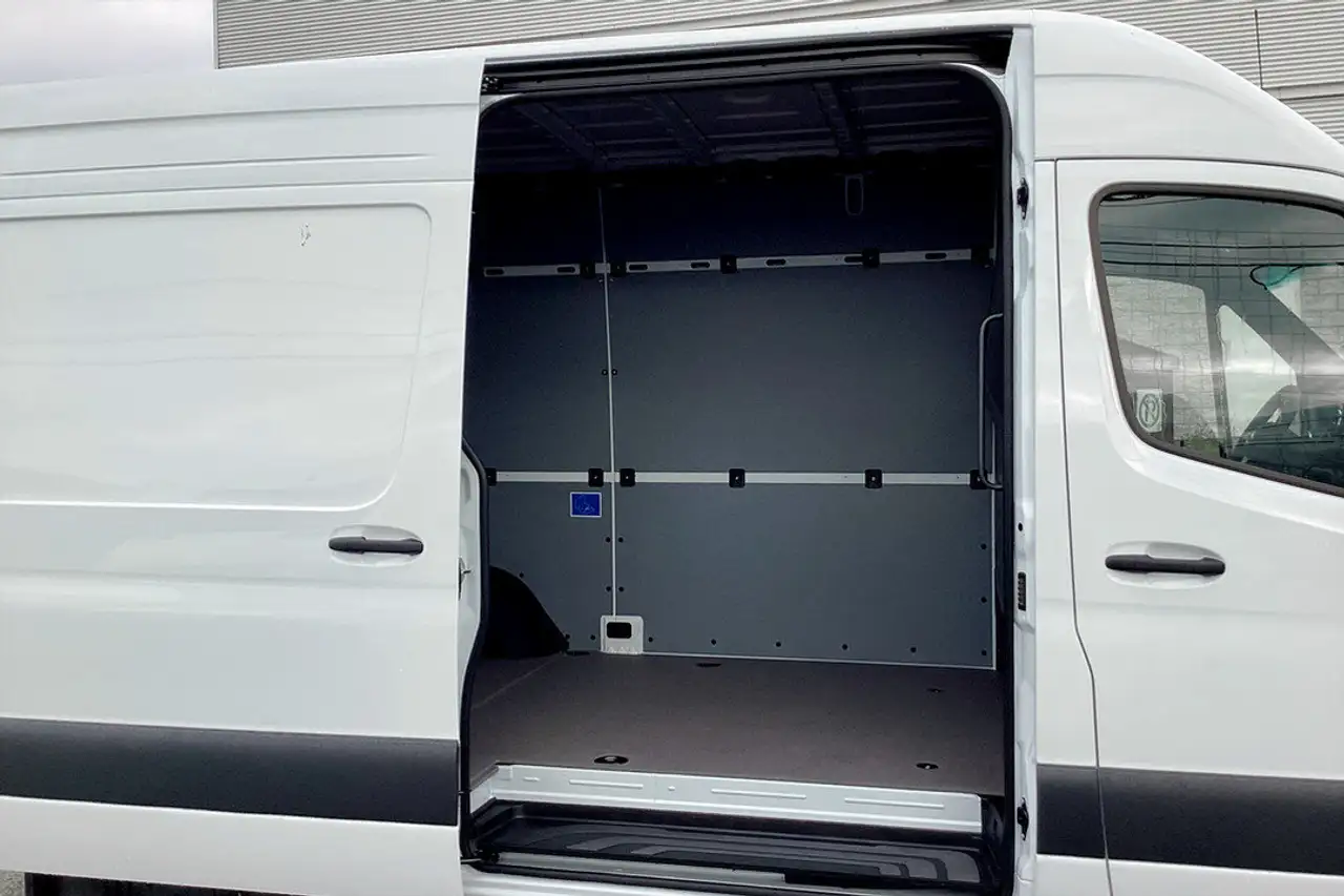 Mercedes-Benz Sprinter 2500 - Image 11