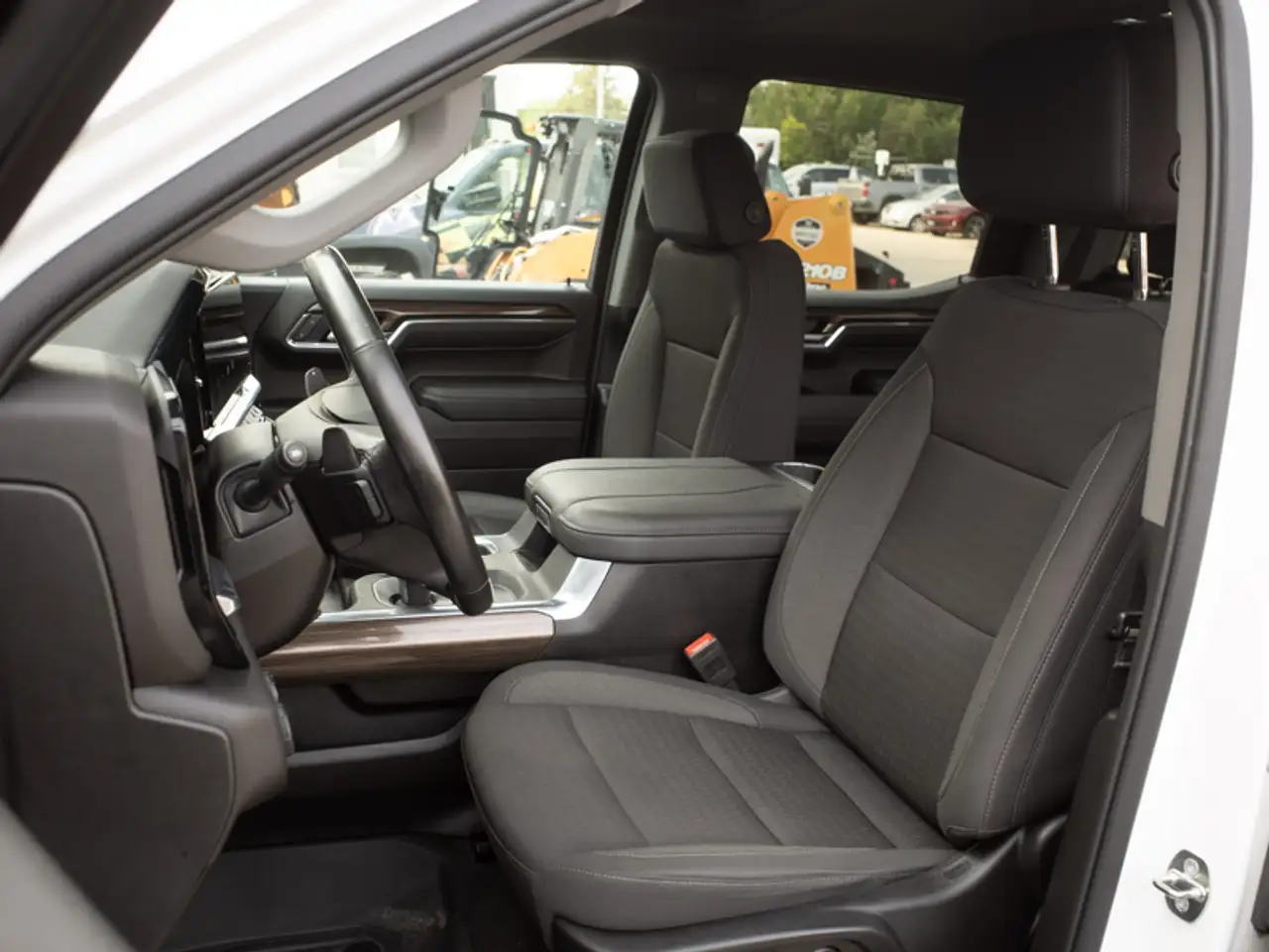 Chevrolet Silverado 1500 - Image 8