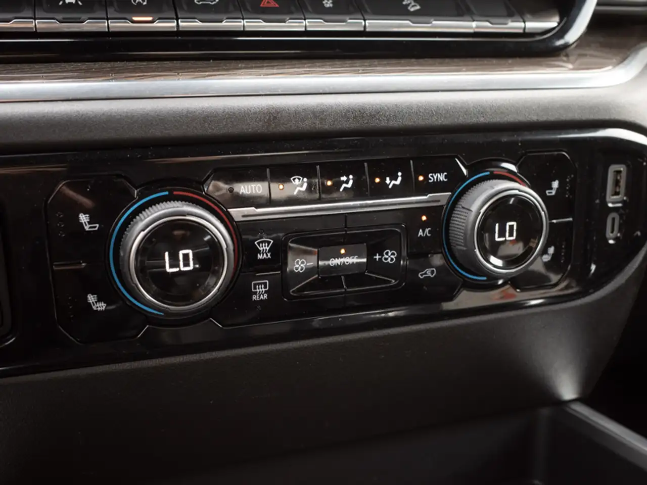 Chevrolet Silverado 1500 - Image 18