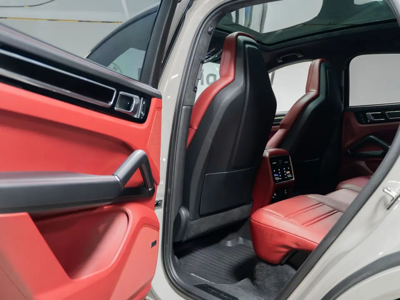 Porsche Cayenne - Image 35