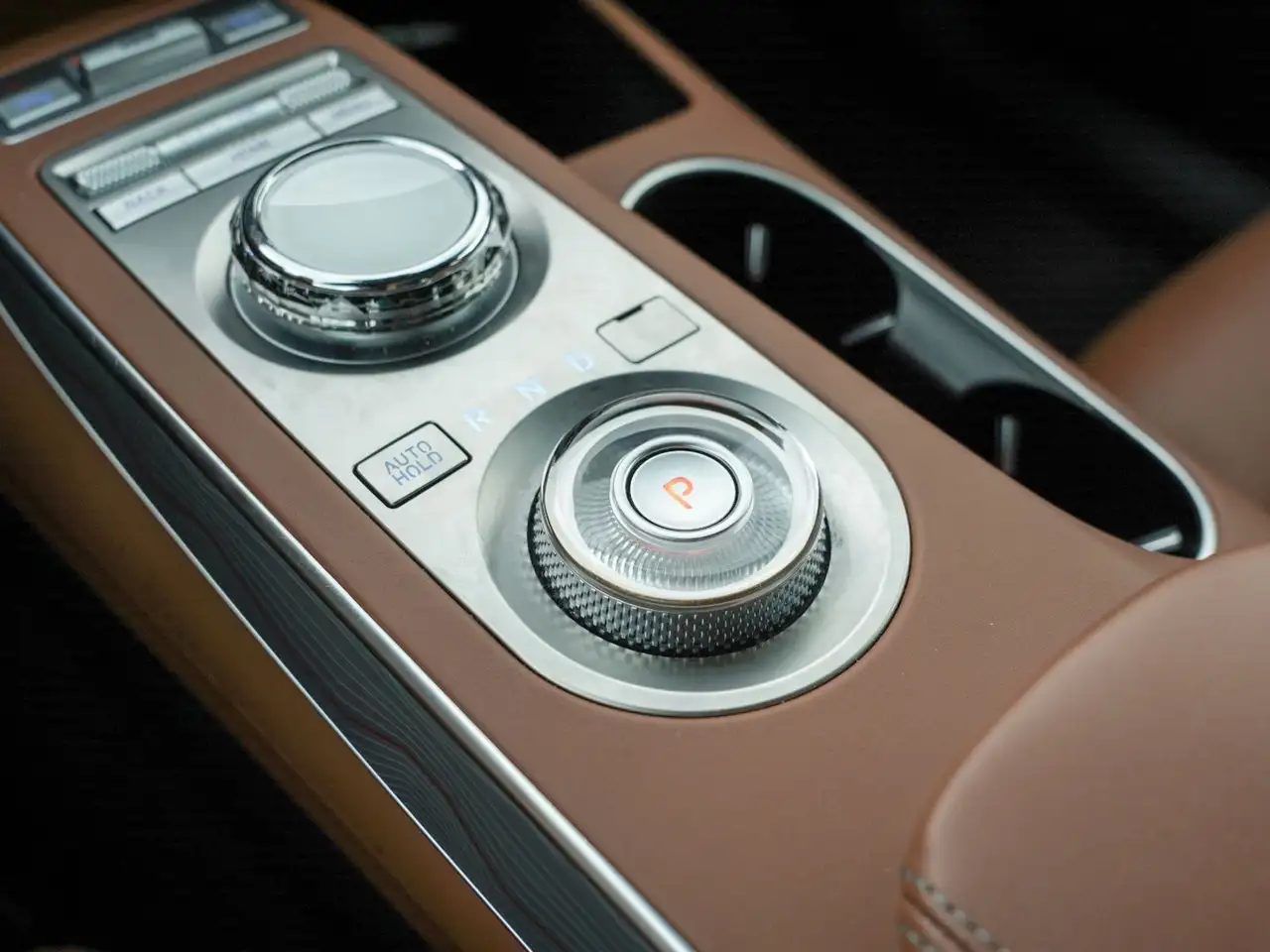 Genesis GV70 - Image 14