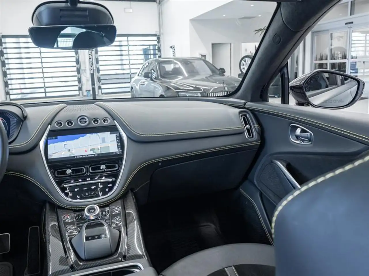 Aston Martin DBX - Image 36