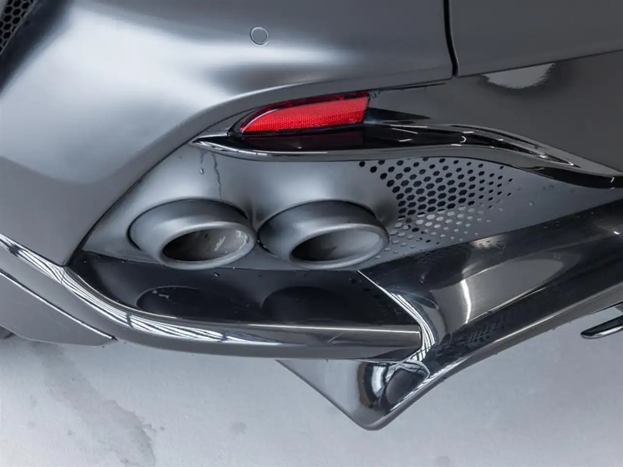 Aston Martin DBX - Image 43