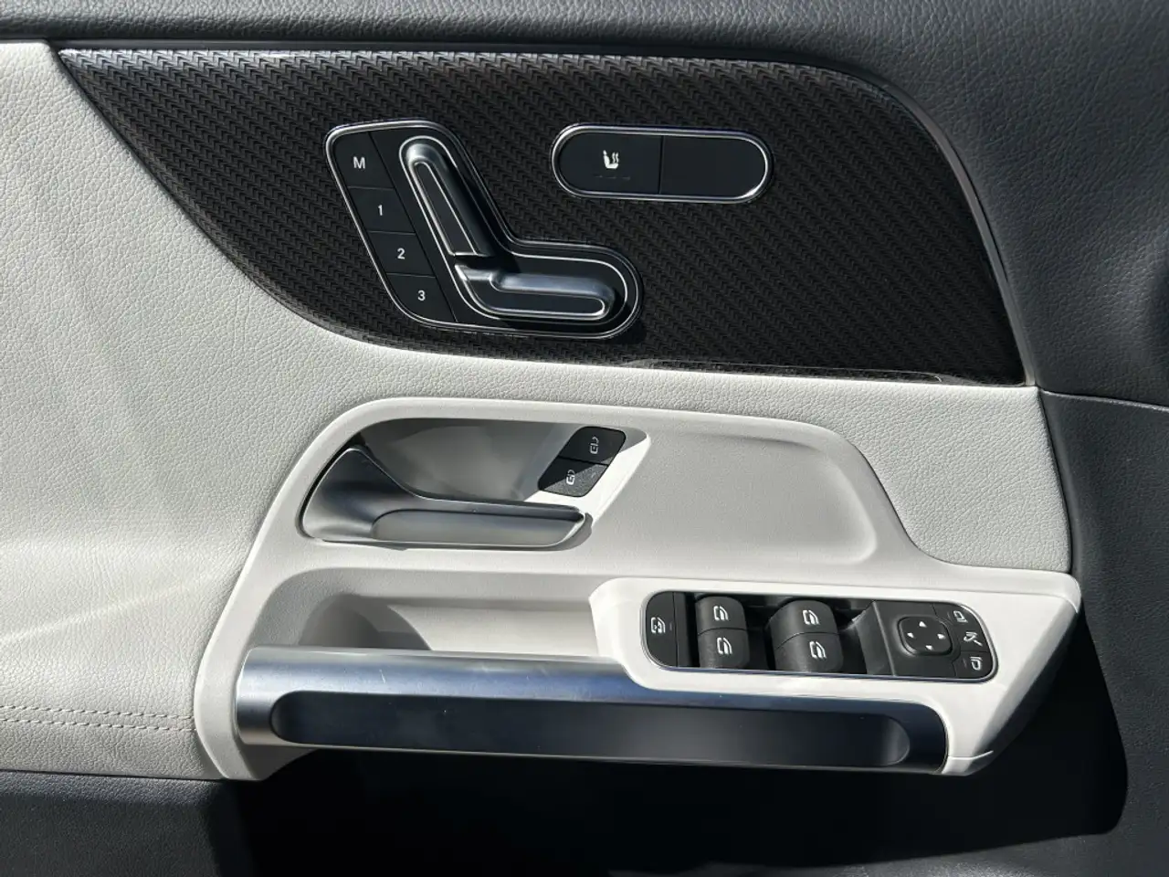 Mercedes-Benz GLB - Image 34