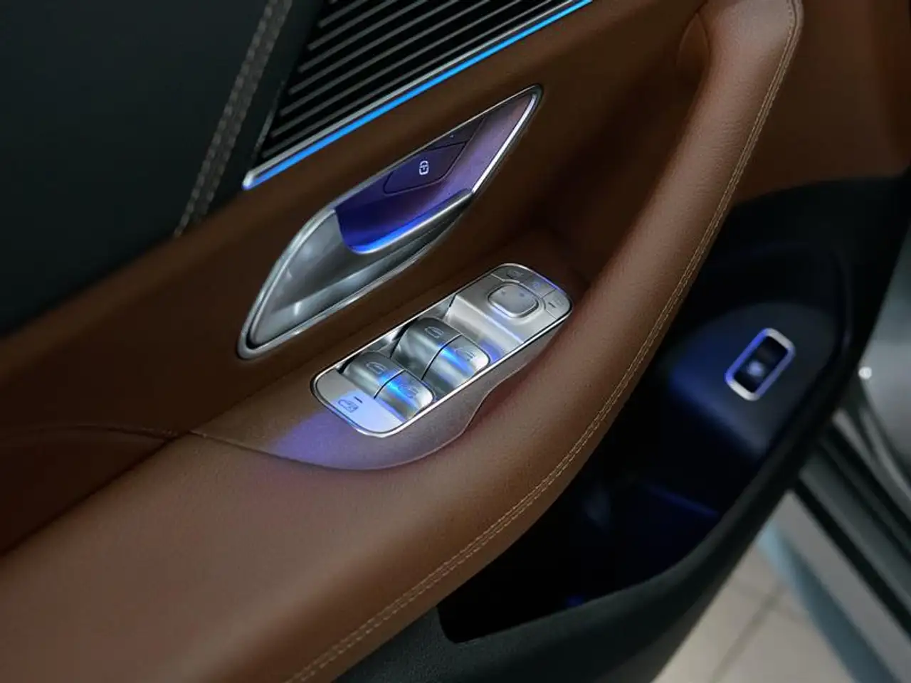 Mercedes-Benz GLE - Image 32