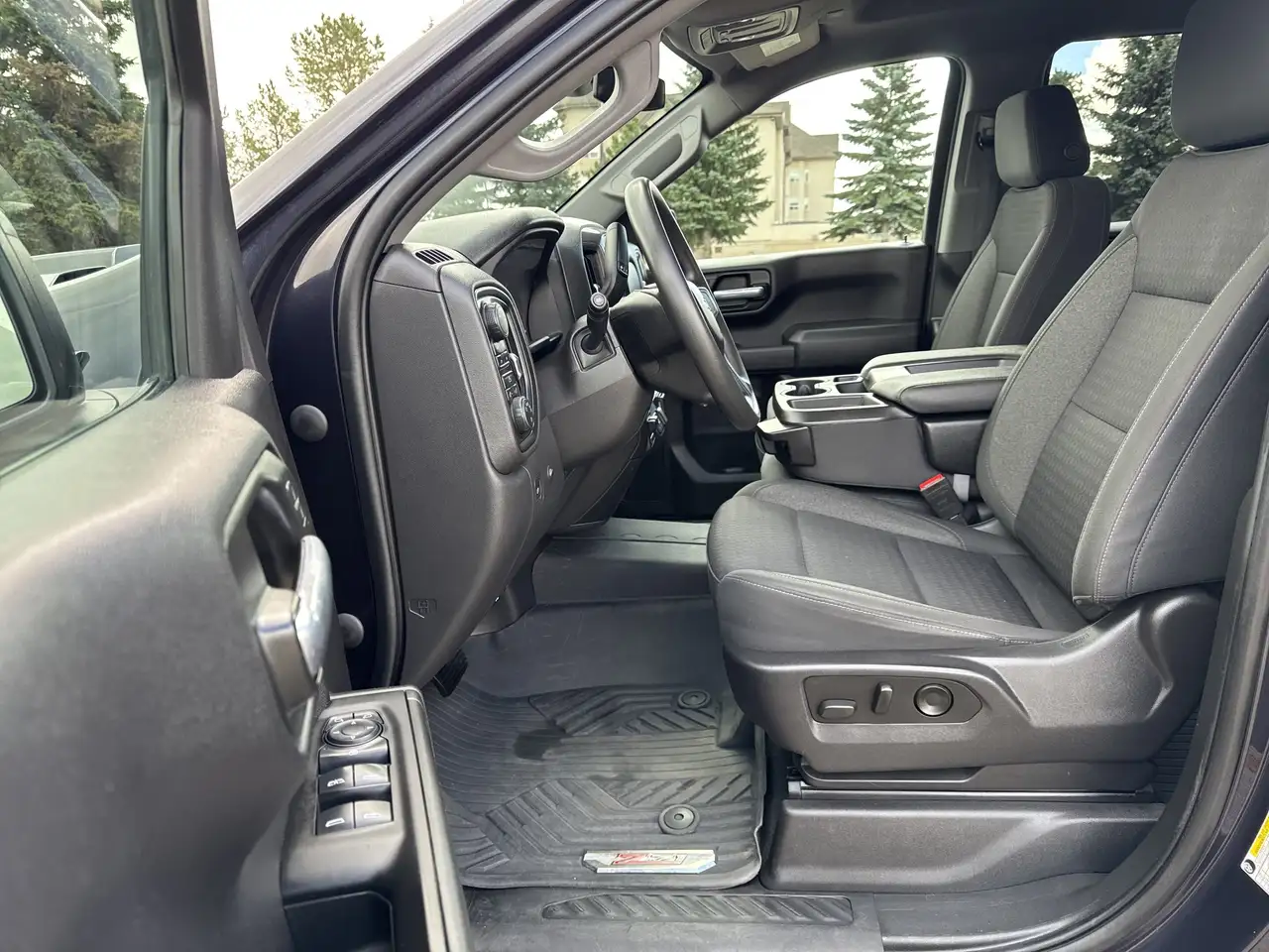 Chevrolet Silverado 1500 - Image 19