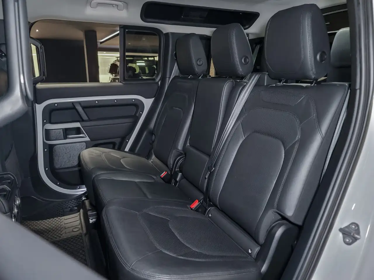 Land Rover Defender - Image 22