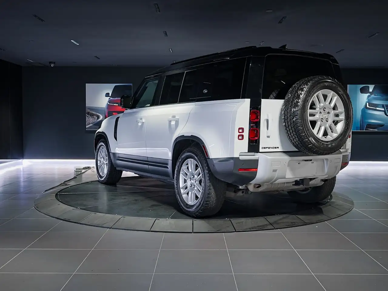 Land Rover Defender - Image 7