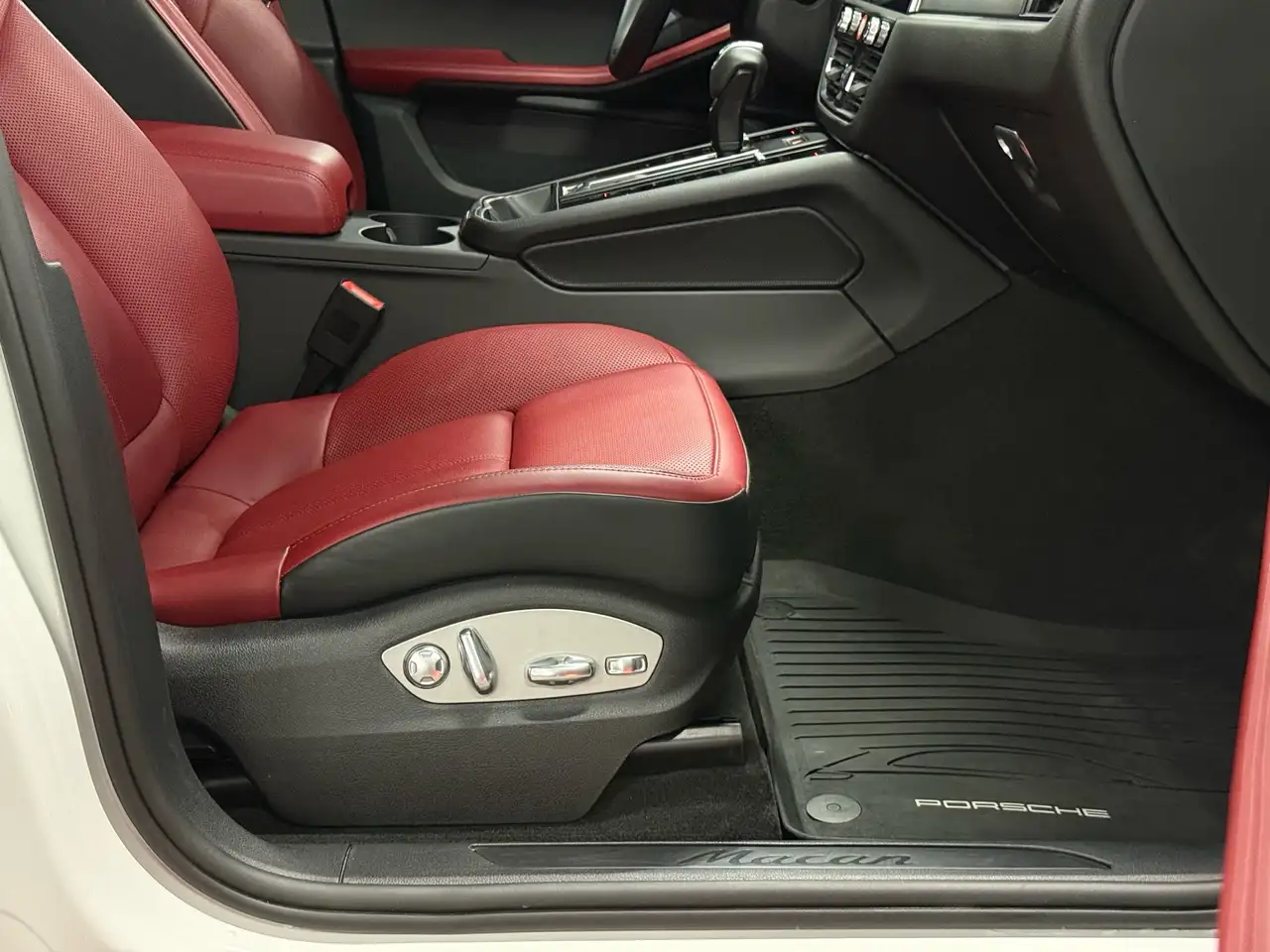 Porsche Macan - Image 32