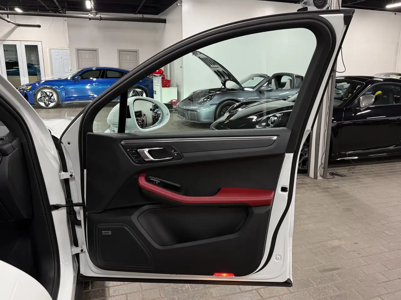 Porsche Macan - Image 35