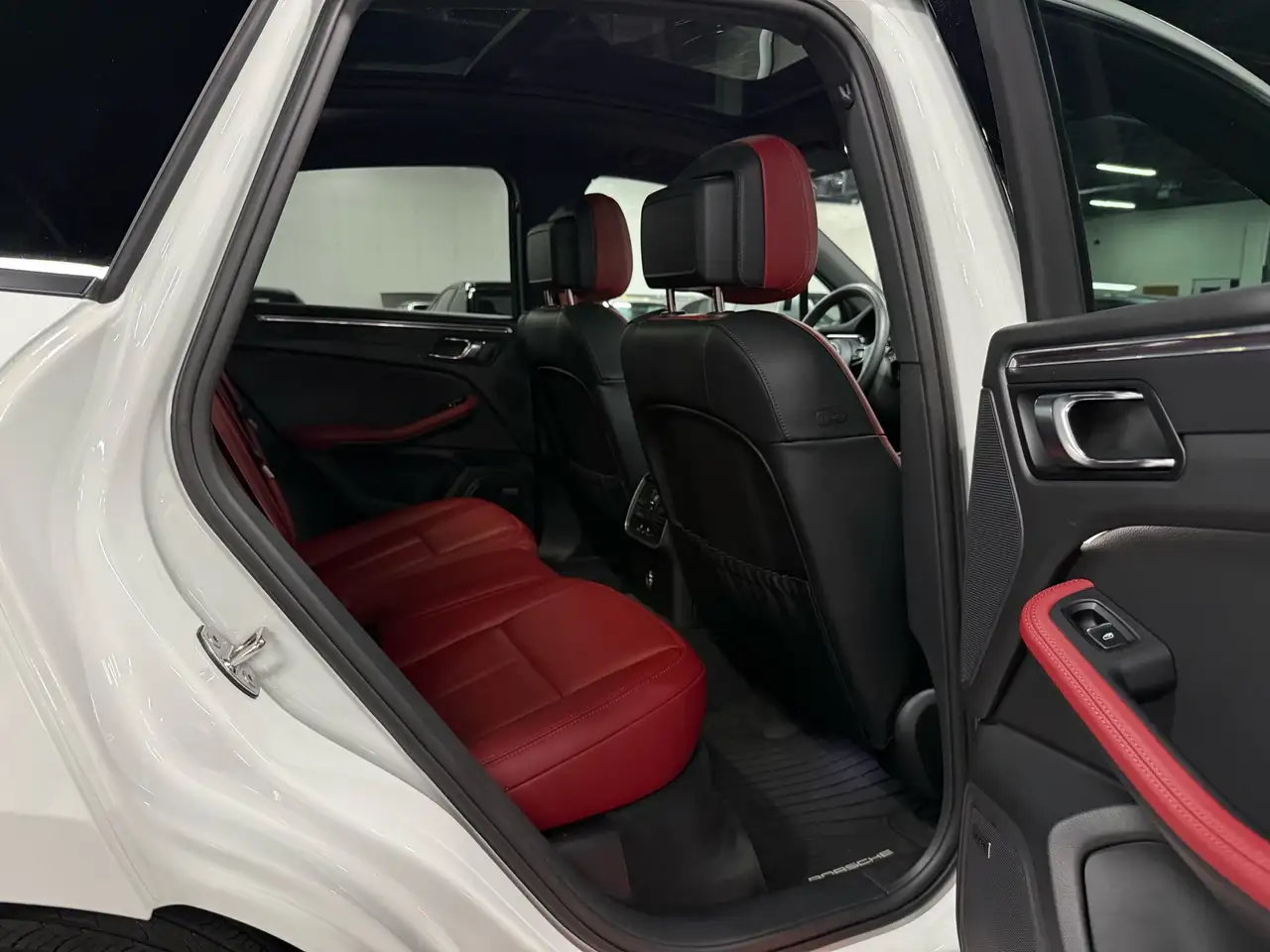 Porsche Macan - Image 25