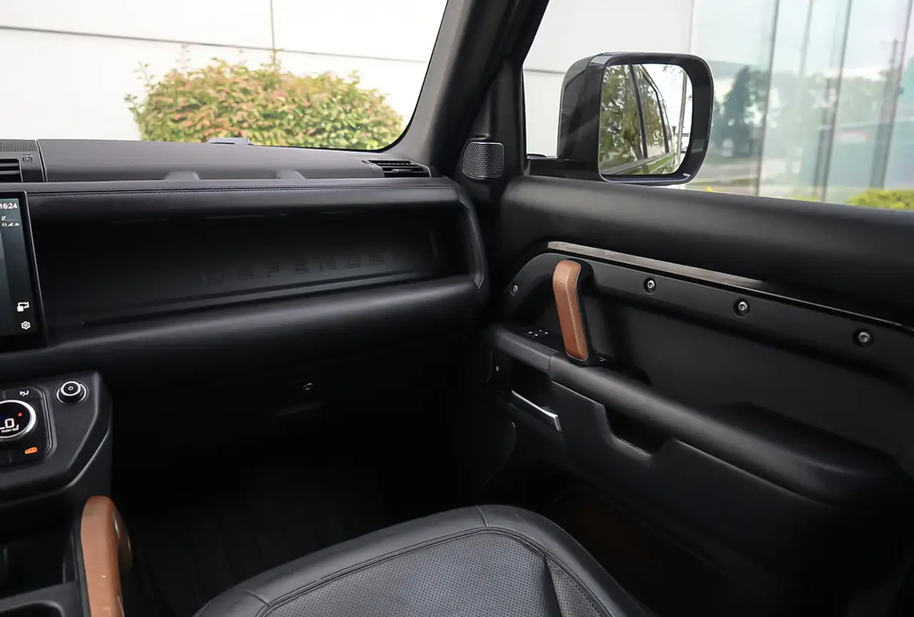 Land Rover Defender - Image 16