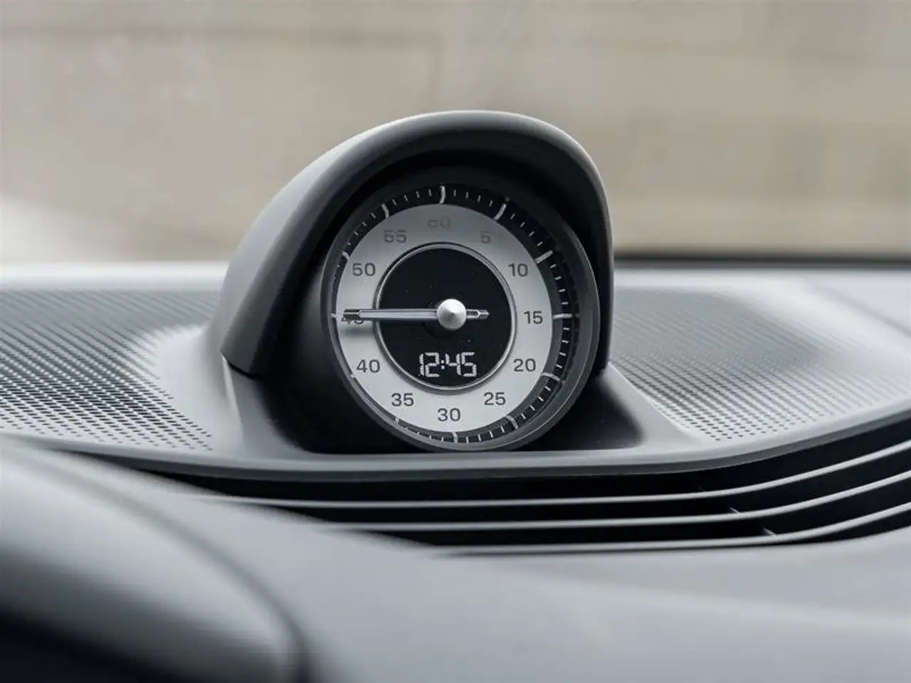 Porsche Taycan - Image 32
