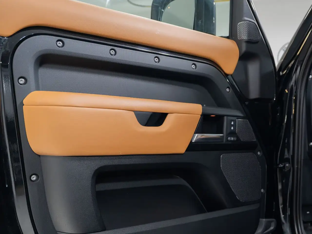 Land Rover Defender - Image 14