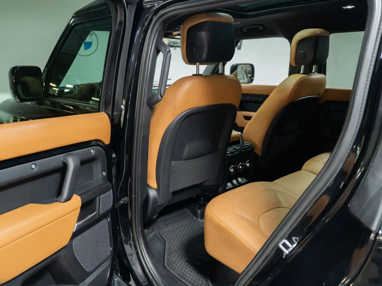 Land Rover Defender - Image 22