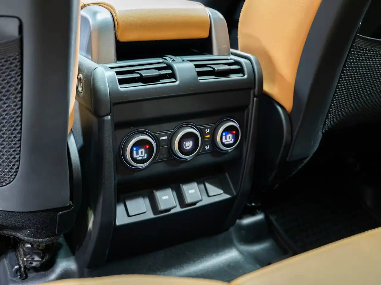 Land Rover Defender - Image 32