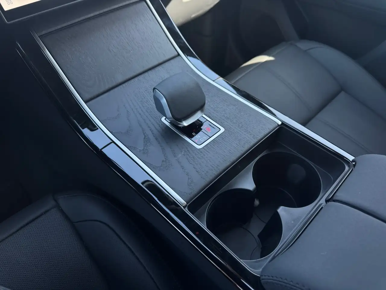 Land Rover Range Rover Velar - Image 15