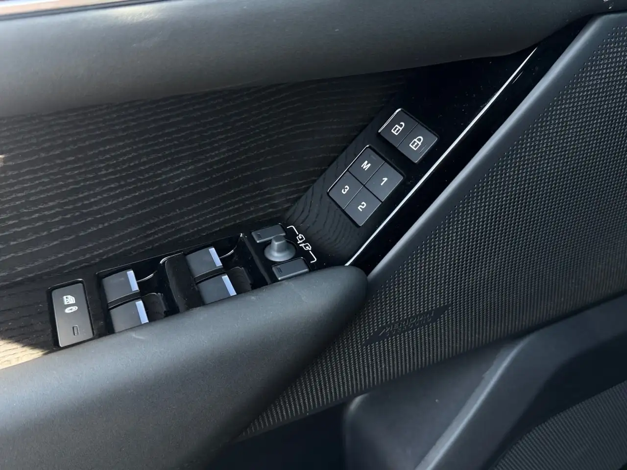 Land Rover Range Rover Velar - Image 26
