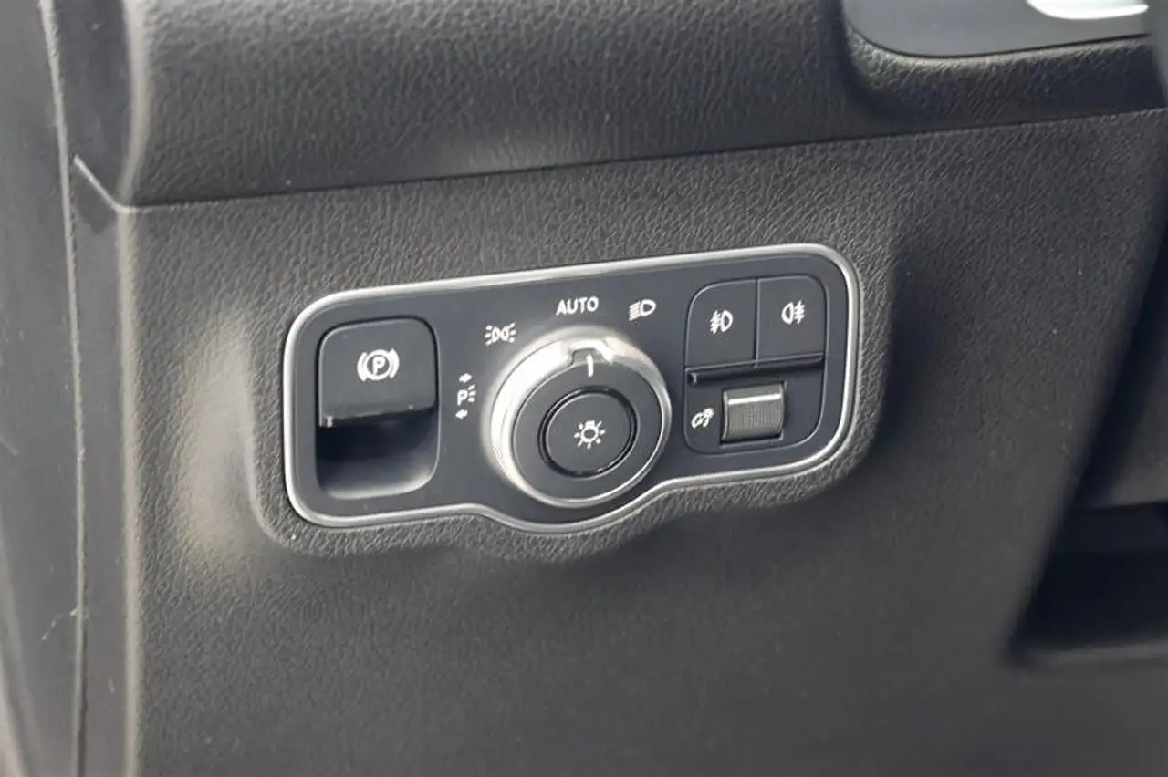 Mercedes-Benz GLB - Image 14