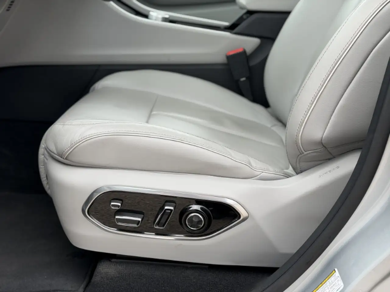 Jeep Grand Cherokee - Image 25