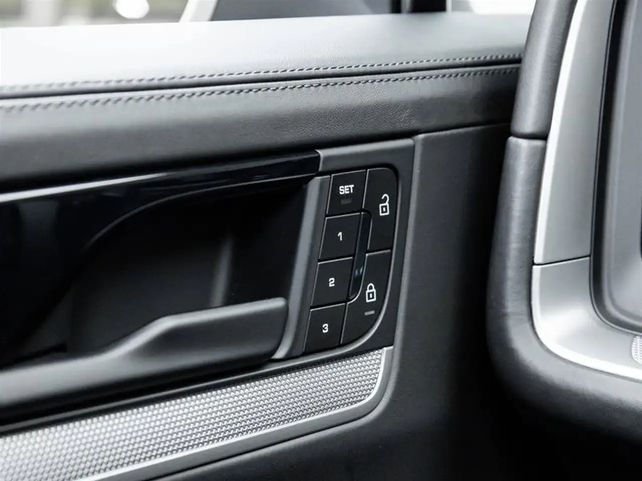 Porsche Cayenne - Image 26