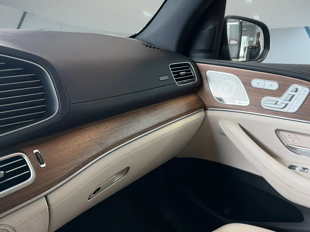 Mercedes-Benz GLS - Image 16