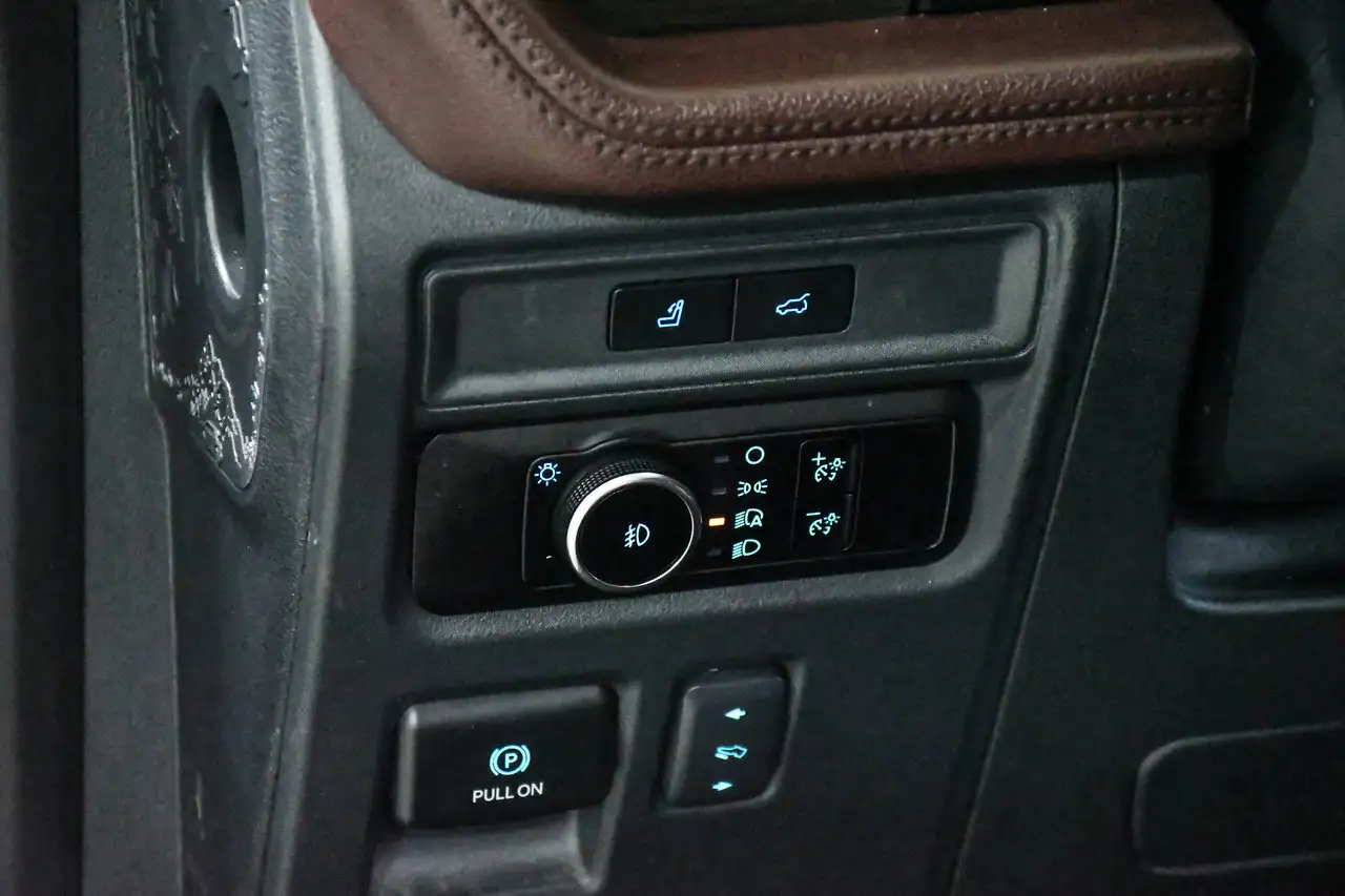 Ford Expedition - Image 25