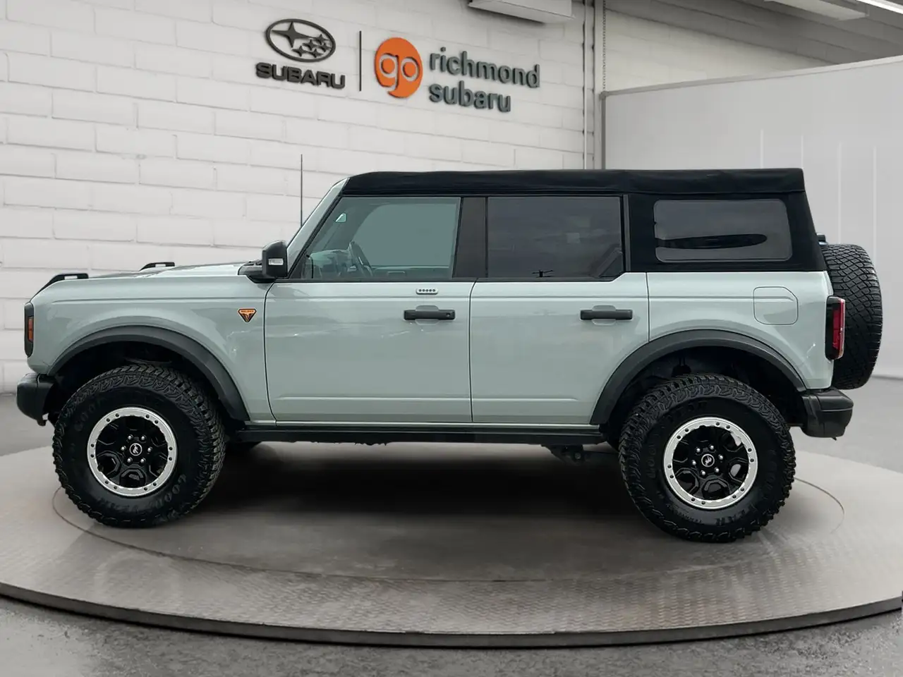 Ford Bronco - Image 8
