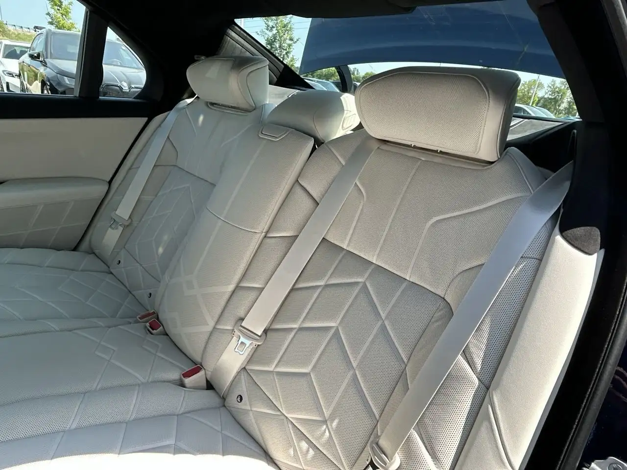 BMW 7 Series - Image 31