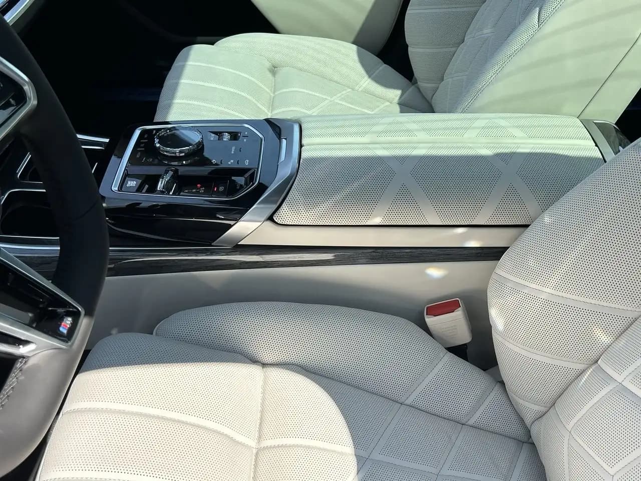 BMW 7 Series - Image 29