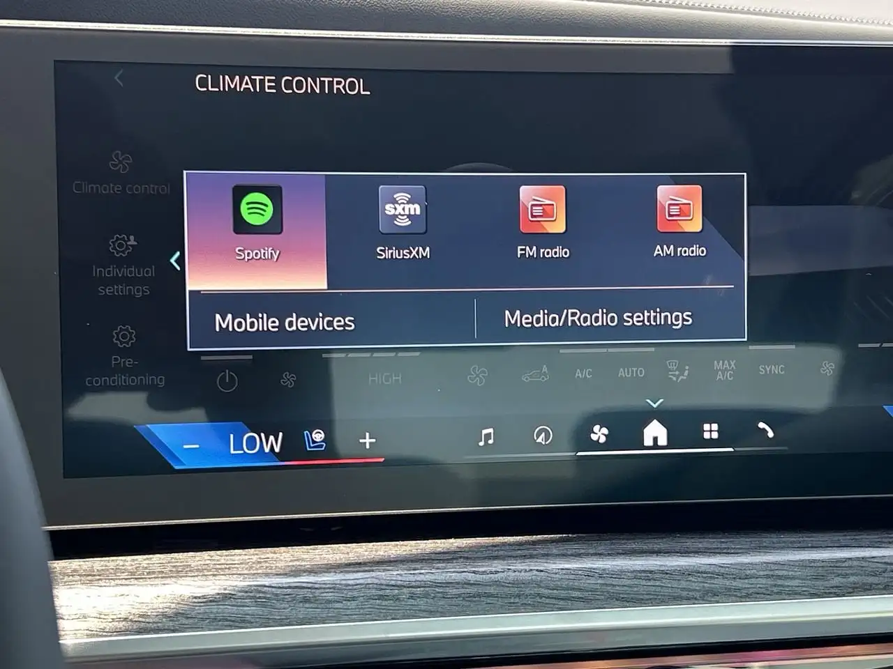 BMW 7 Series - Image 24