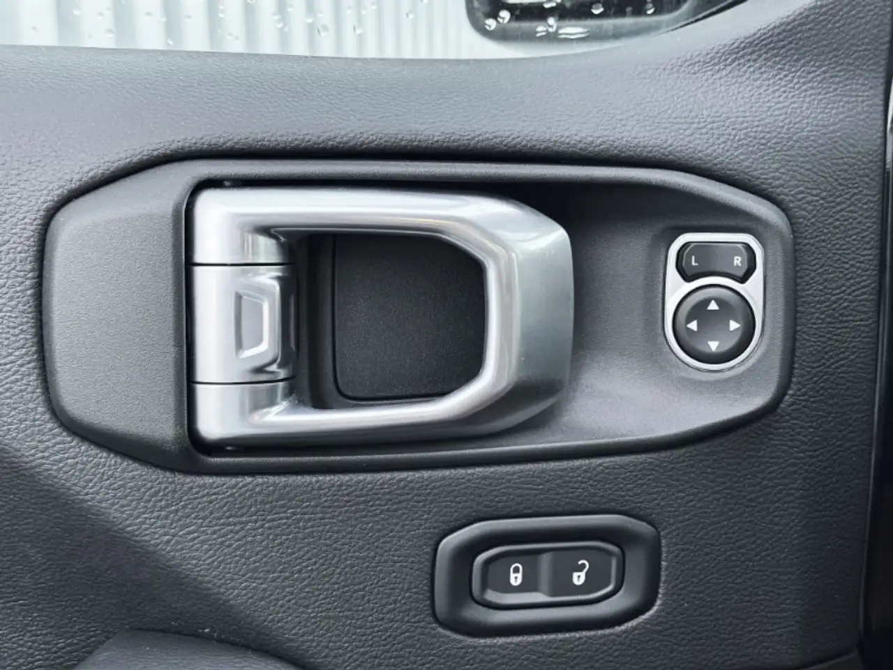Jeep Wrangler - Image 15