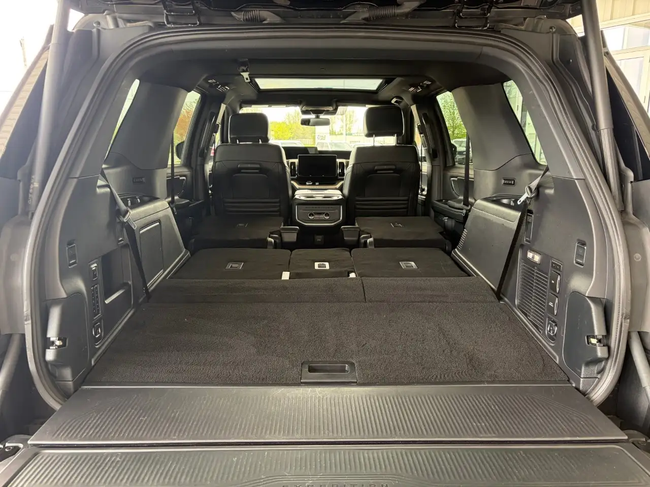 Ford Expedition - Image 24
