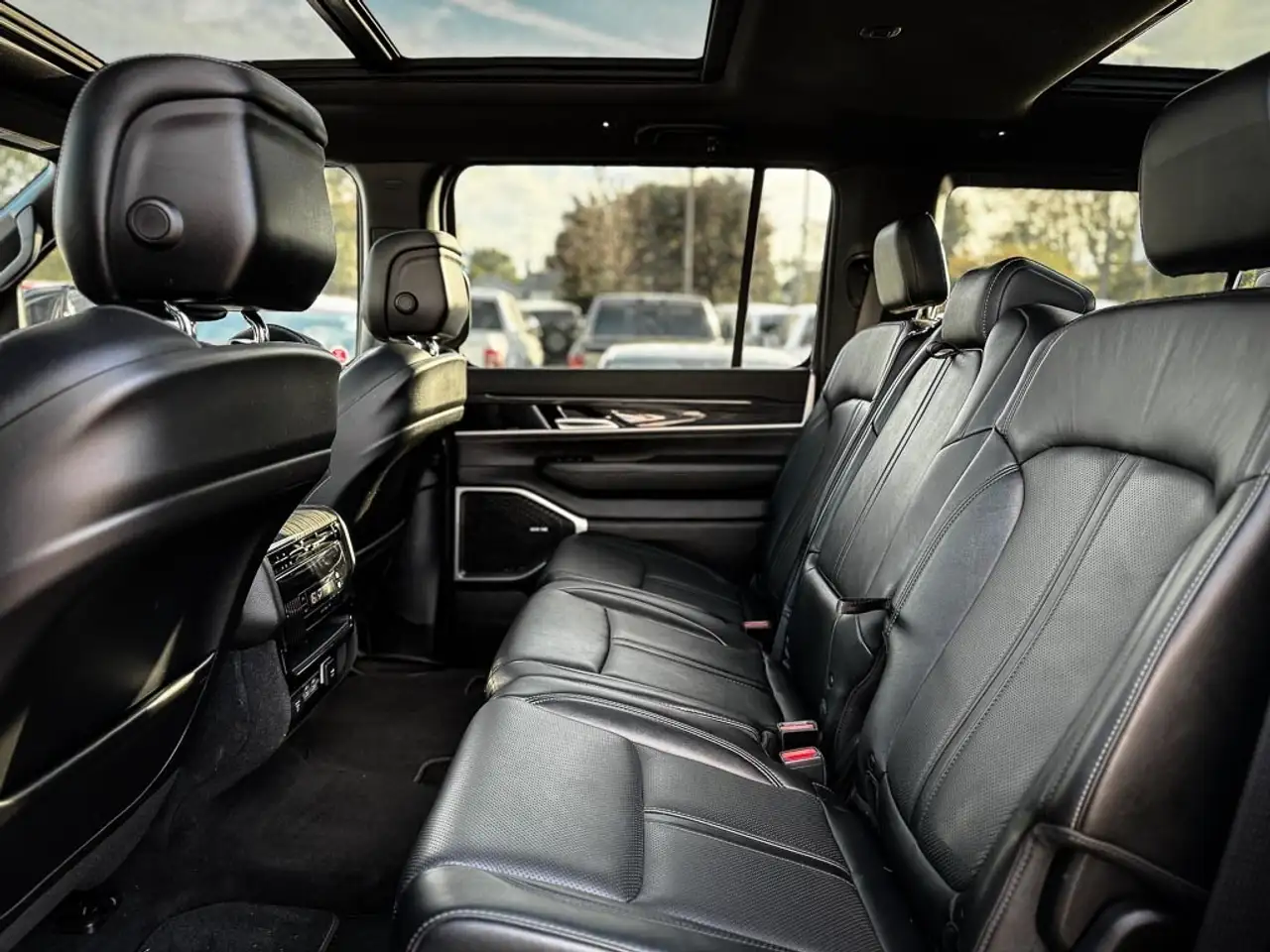 Jeep Wagoneer - Image 12