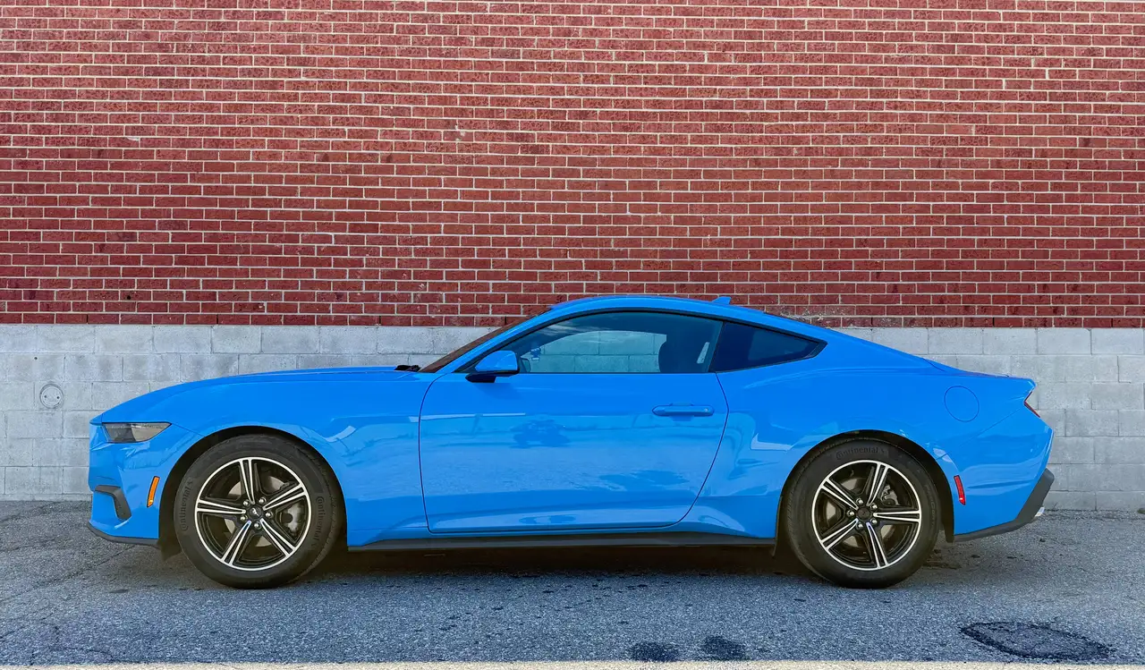 Ford Mustang - Image 4