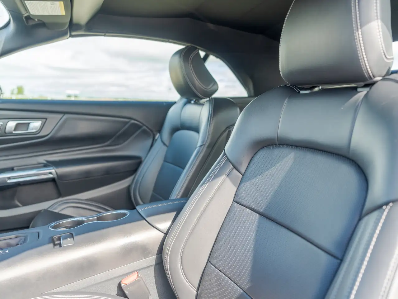 Ford Mustang - Image 17