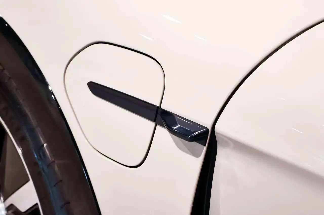 Porsche Taycan - Image 26